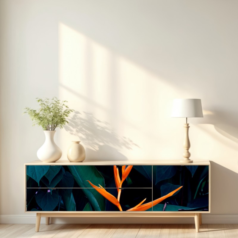 Naklejka repozycjonowalna żywa strelicja na tle ciemnozielonych liści – Wallissimo® Naklejka repozycjonowalna żywa strelicja na tle ciemnozielonych liści – Wallissimo®