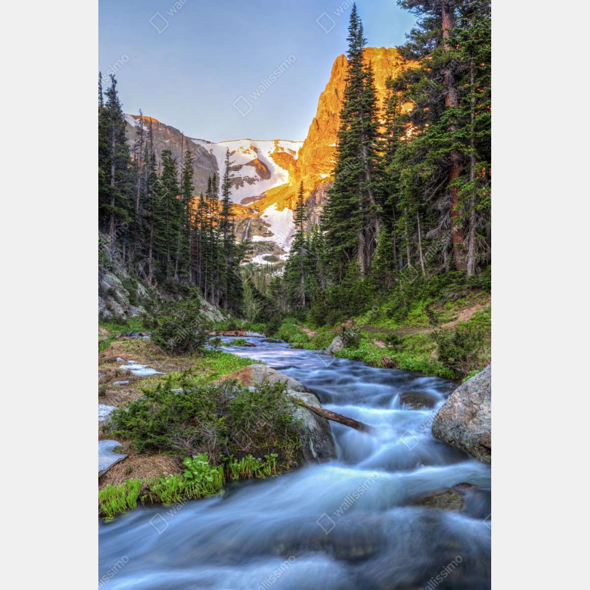 Naklejka repozycjonowalna złoty szczyt nad alpejskim potokiem – Wallissimo® Naklejka repozycjonowalna złoty szczyt nad alpejskim potokiem – Wallissimo®