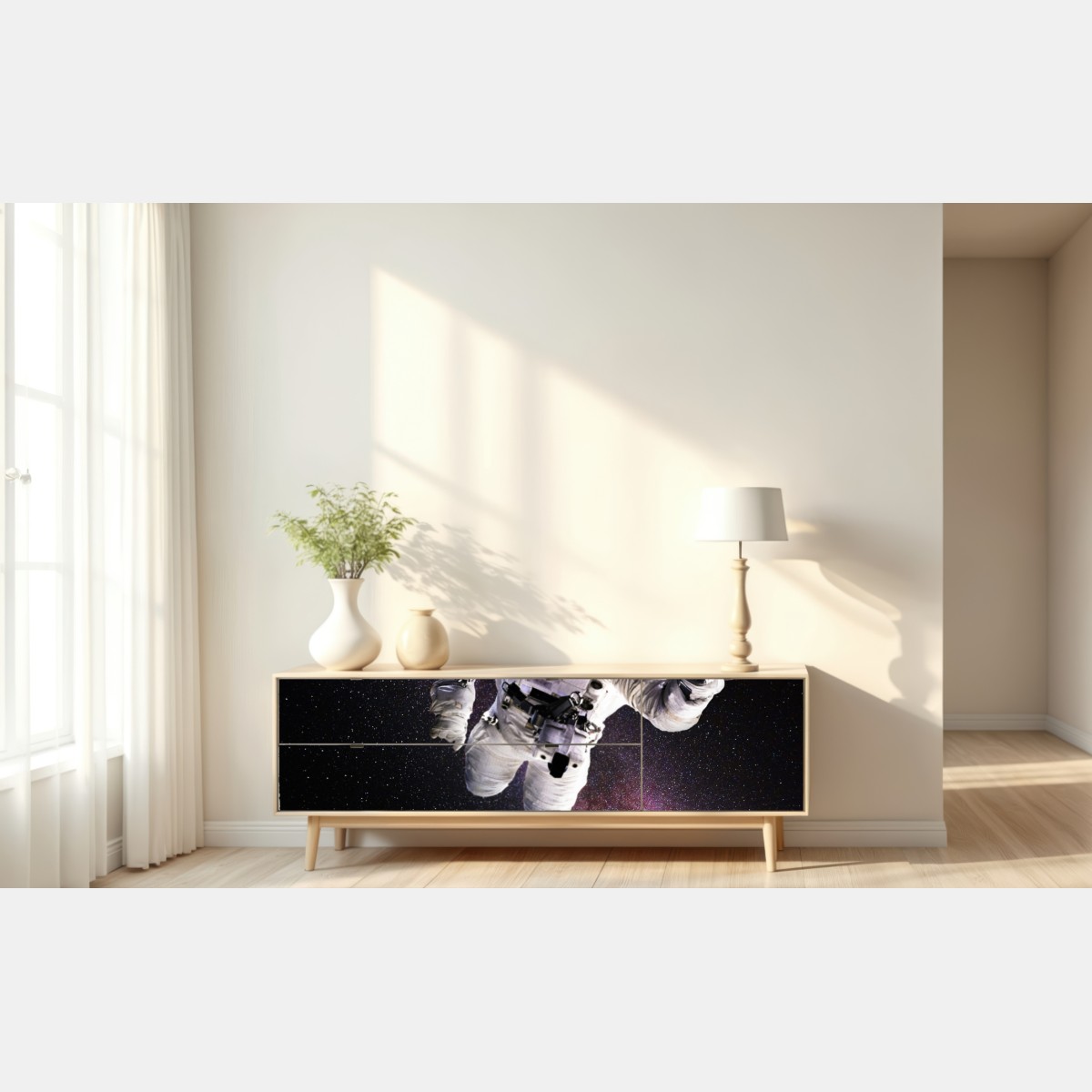 Naklejka repozycjonowalna astronauta nad Ziemią i galaktyką – Wallissimo® Naklejka repozycjonowalna astronauta nad Ziemią i galaktyką – Wallissimo®