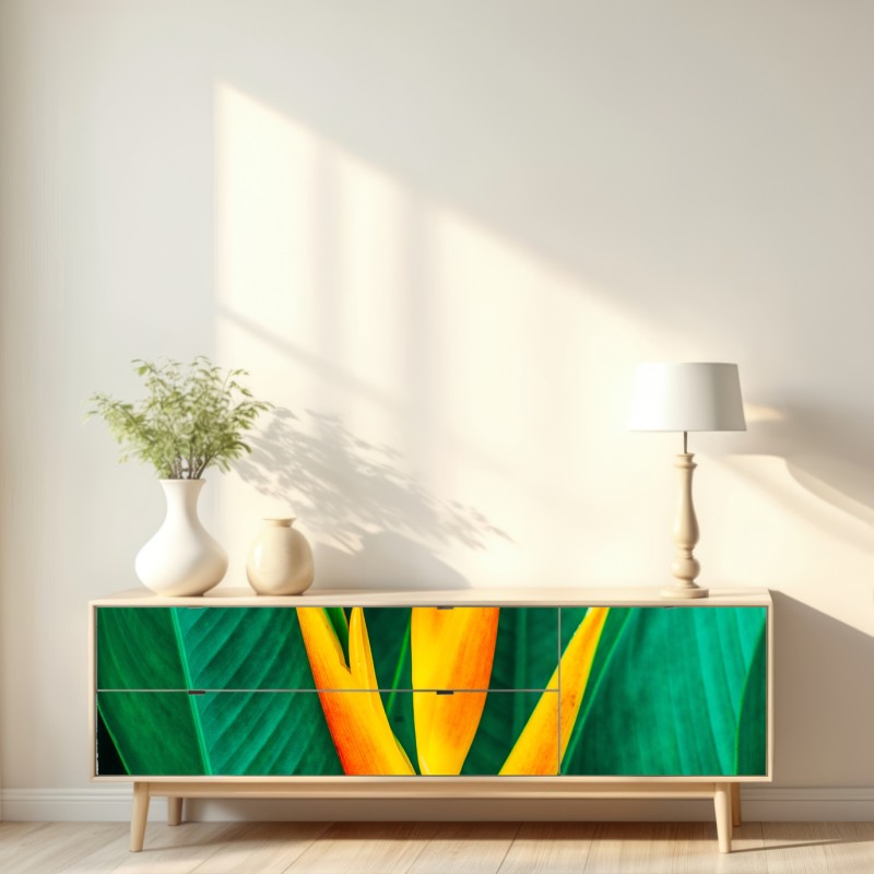 Naklejka repozycjonowalna żywy tropikalny kwiat heliconia na tle zielonych liści – Wallissimo® Naklejka repozycjonowalna żywy tropikalny kwiat heliconia na tle zielonych liści – Wallissimo®