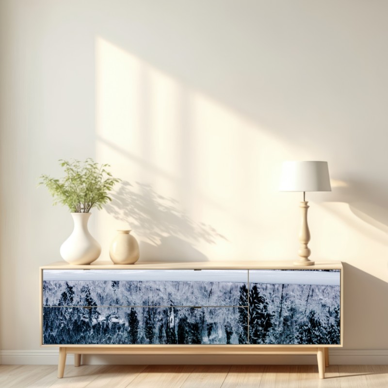 Naklejka repozycjonowalna zimowe jezioro z odbiciem w śnieżnym lesie – Wallissimo® Naklejka repozycjonowalna zimowe jezioro z odbiciem w śnieżnym lesie – Wallissimo®