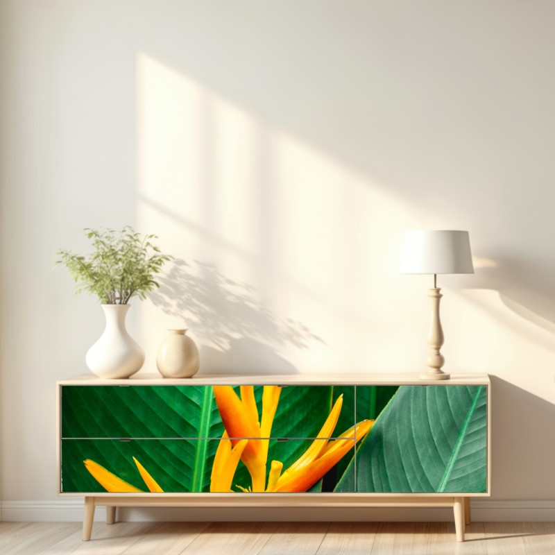 Naklejka repozycjonowalna żywa heliconia na zielonych liściach – Wallissimo® Naklejka repozycjonowalna żywa heliconia na zielonych liściach – Wallissimo®