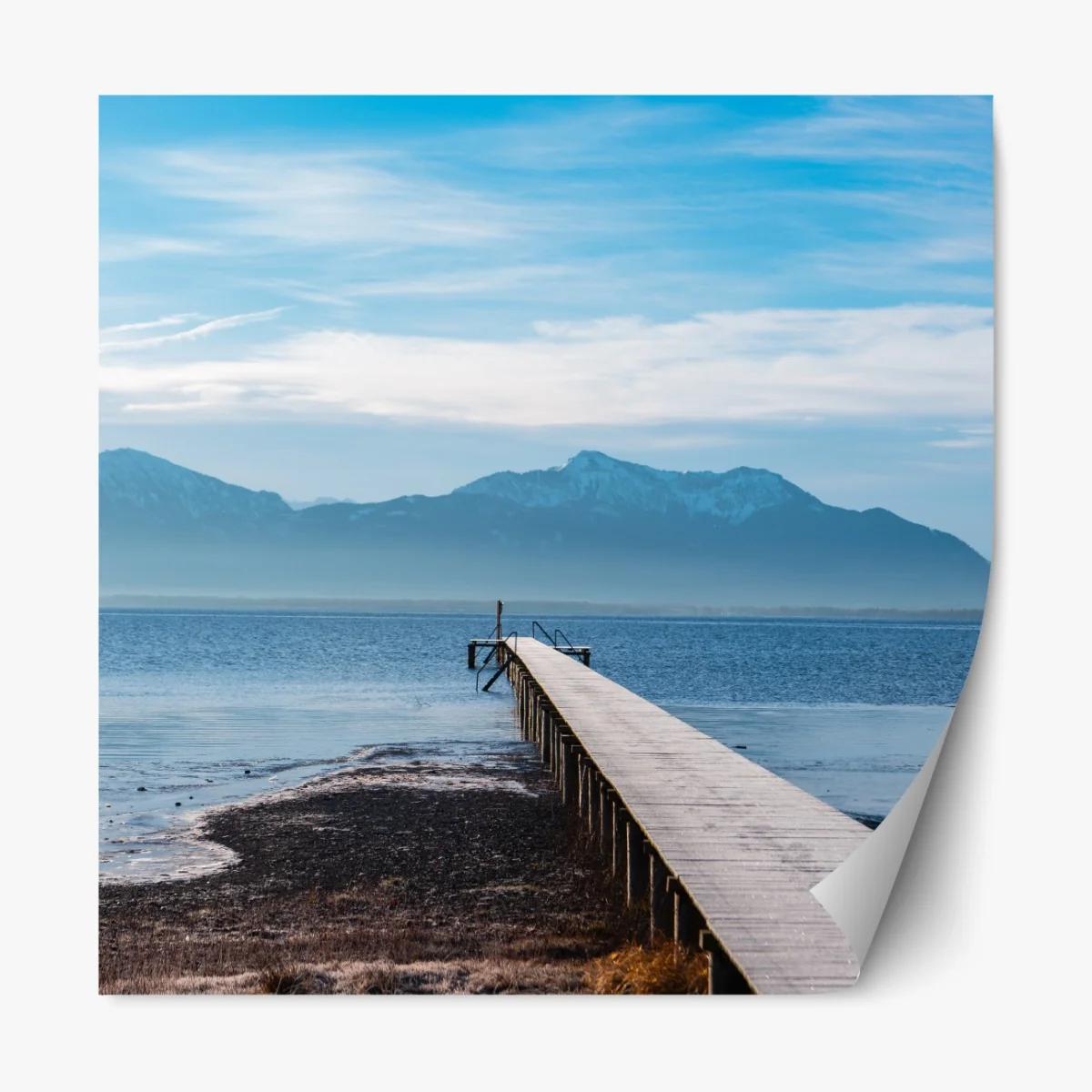 Naklejka repozycjonowalna mglisty pomost nad jeziorem o świcie – Wallissimo® Naklejka repozycjonowalna mglisty pomost nad jeziorem o świcie – Wallissimo®