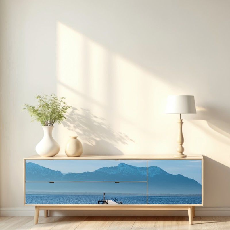 Naklejka repozycjonowalna mglisty pomost nad jeziorem o świcie – Wallissimo® Naklejka repozycjonowalna mglisty pomost nad jeziorem o świcie – Wallissimo®