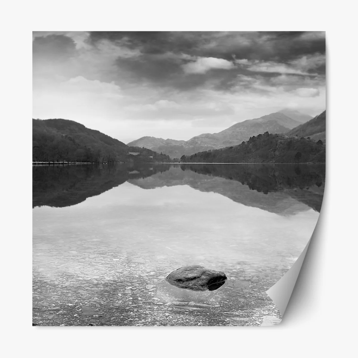 Naklejka repozycjonowalna spokojne jezioro z górskim odbiciem – Wallissimo® Naklejka repozycjonowalna spokojne jezioro z górskim odbiciem – Wallissimo®