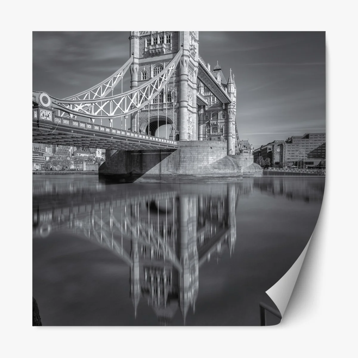 Naklejka repozycjonowalna Tower Bridge odbicie w odcieniach szarości – Wallissimo® Naklejka repozycjonowalna Tower Bridge odbicie w odcieniach szarości – Wallissimo®