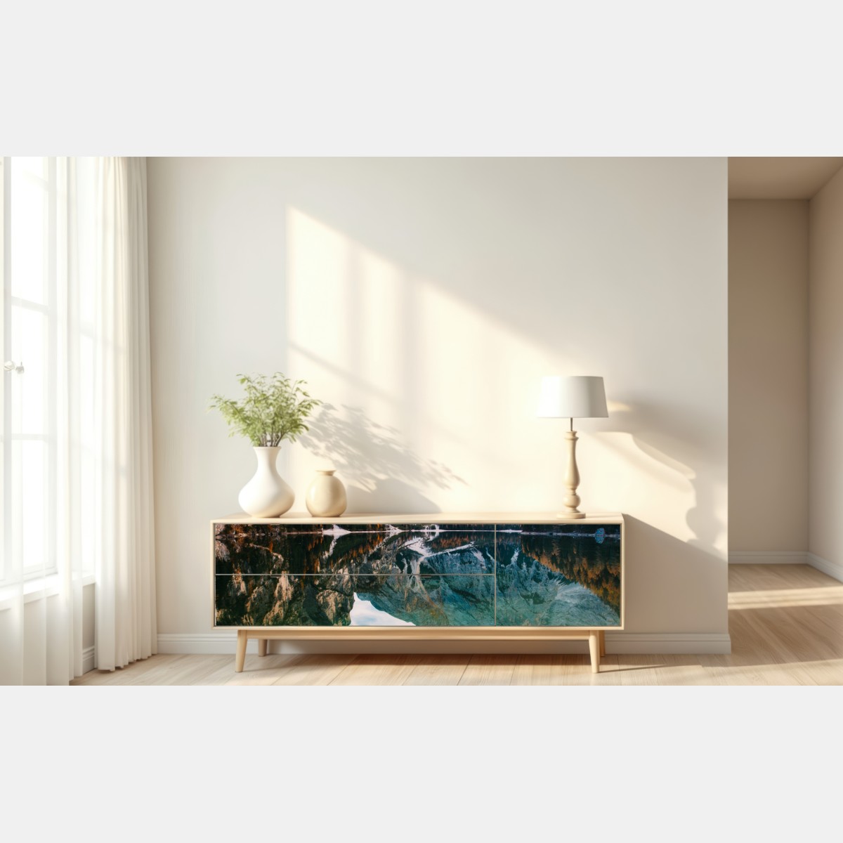 Naklejka repozycjonowalna spokojne alpejskie jezioro z drewnianym pomostem – Wallissimo® Naklejka repozycjonowalna spokojne alpejskie jezioro z drewnianym pomostem – Wallissimo®