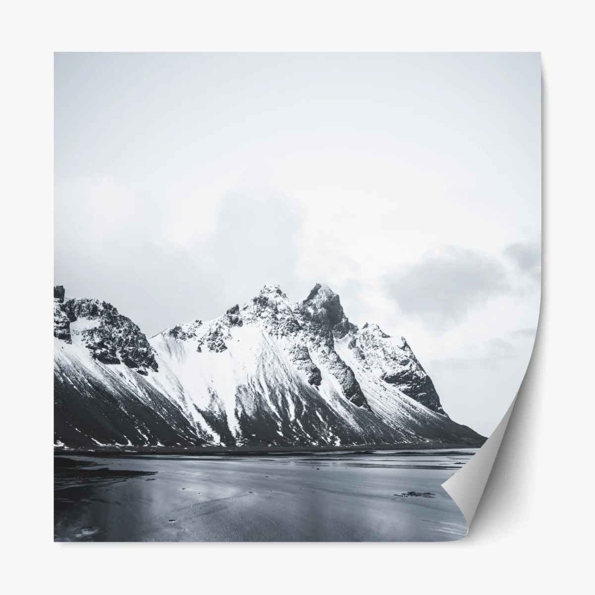 Naklejka repozycjonowalna spokojny ośnieżony krajobraz górski nad morzem – Wallissimo® Naklejka repozycjonowalna spokojny ośnieżony krajobraz górski nad morzem – Wallissimo®