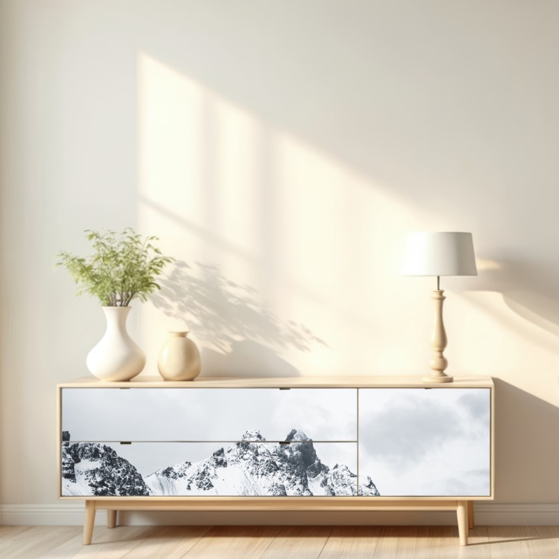 Naklejka repozycjonowalna spokojny ośnieżony krajobraz górski nad morzem – Wallissimo® Naklejka repozycjonowalna spokojny ośnieżony krajobraz górski nad morzem – Wallissimo®