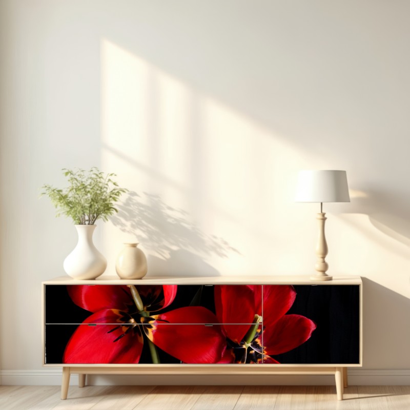 Naklejka repozycjonowalna trzy czerwone tulipany na czarnym tle – Wallissimo® Naklejka repozycjonowalna trzy czerwone tulipany na czarnym tle – Wallissimo®