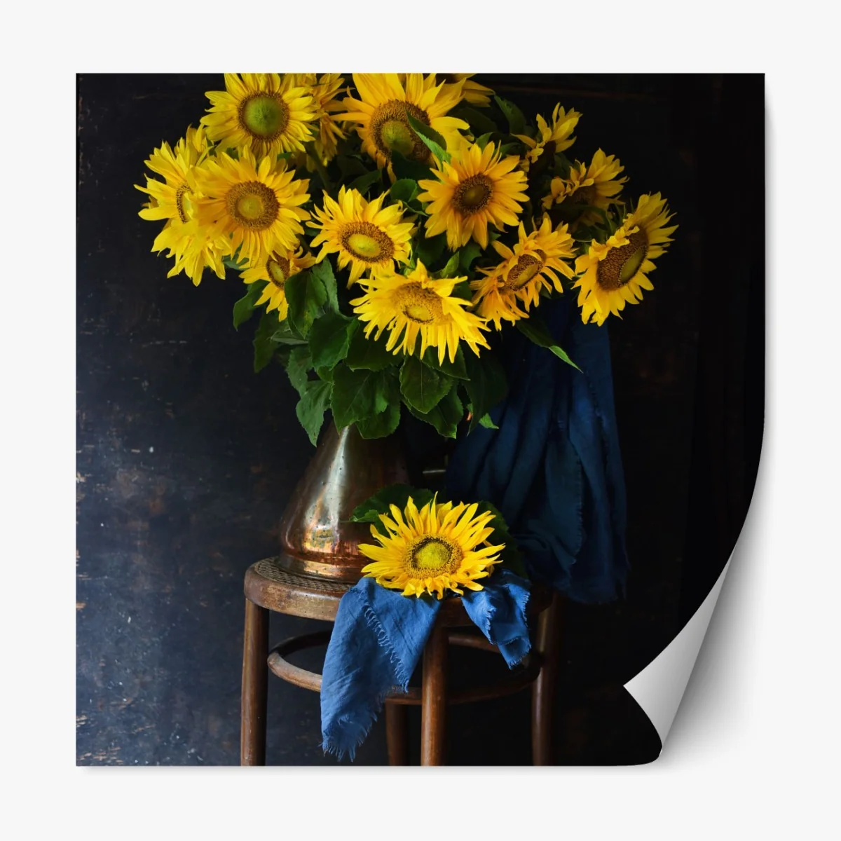 Naklejka repozycjonowalna wibrujący bukiet słoneczników na vintage stołku – Wallissimo® Naklejka repozycjonowalna wibrujący bukiet słoneczników na vintage stołku – Wallissimo®