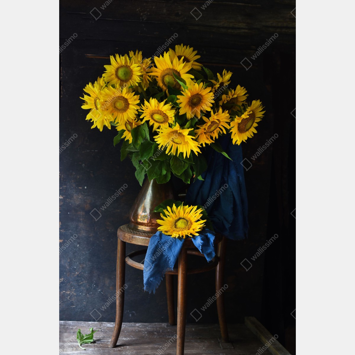 Naklejka repozycjonowalna wibrujący bukiet słoneczników na vintage stołku – Wallissimo® Naklejka repozycjonowalna wibrujący bukiet słoneczników na vintage stołku – Wallissimo®