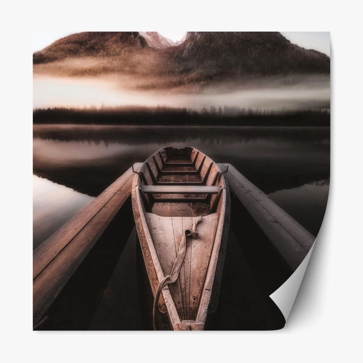 Naklejka repozycjonowalna mglista łódź przy górskim jeziorze – Wallissimo® Naklejka repozycjonowalna mglista łódź przy górskim jeziorze – Wallissimo®