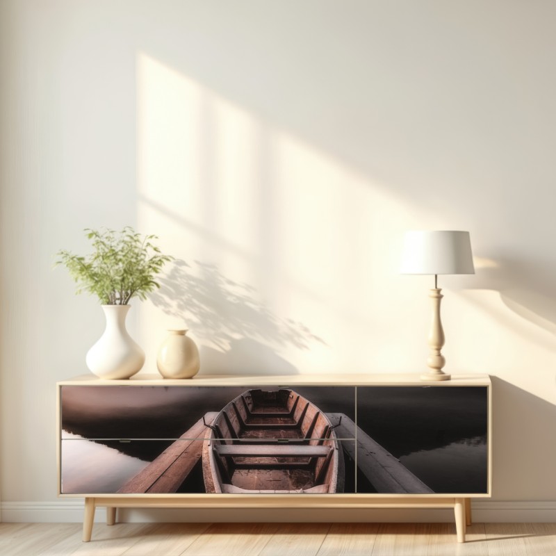 Naklejka repozycjonowalna mglista łódź przy górskim jeziorze – Wallissimo® Naklejka repozycjonowalna mglista łódź przy górskim jeziorze – Wallissimo®