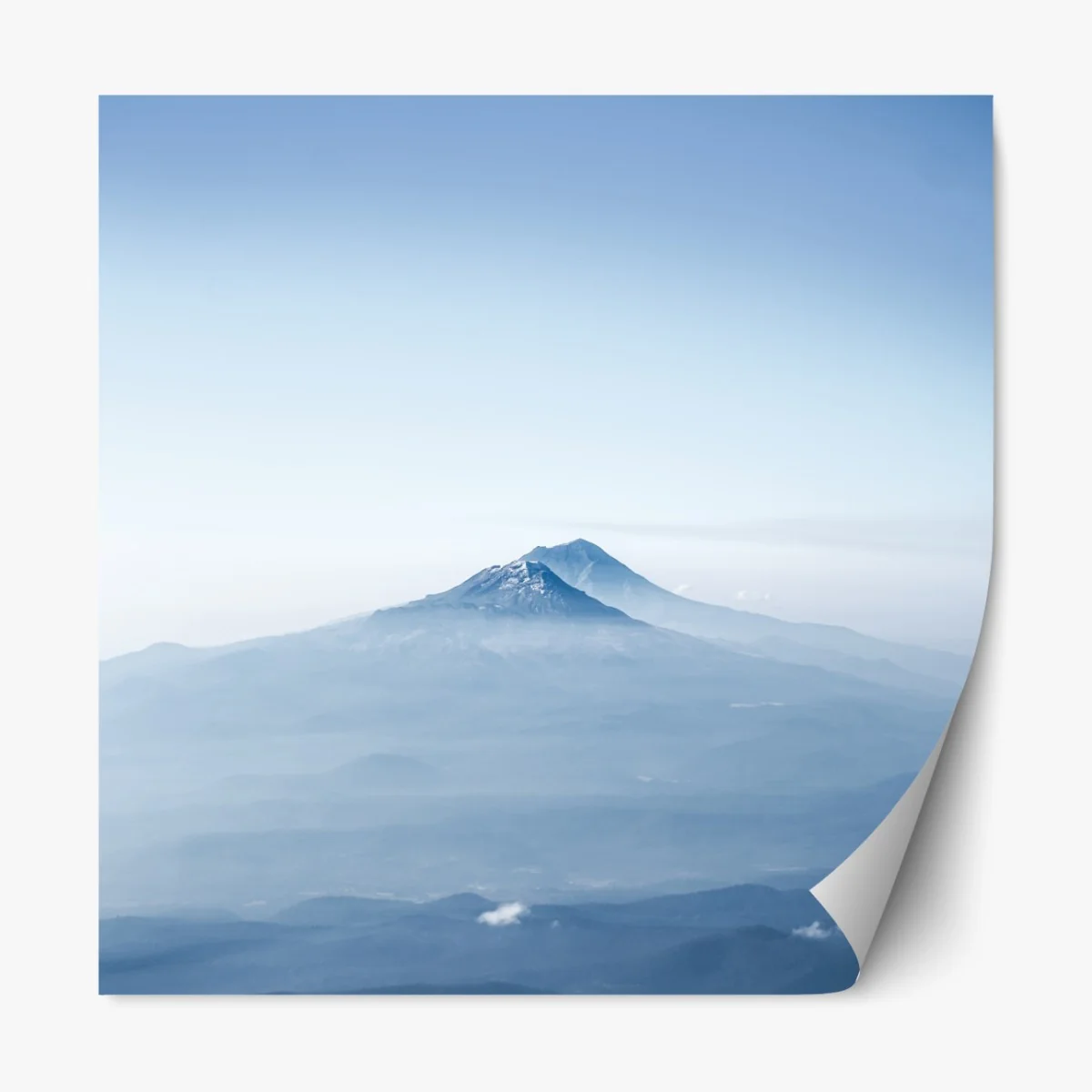 Naklejka repozycjonowalna mglisty niebieski szczyt górski – Wallissimo® Naklejka repozycjonowalna mglisty niebieski szczyt górski – Wallissimo®