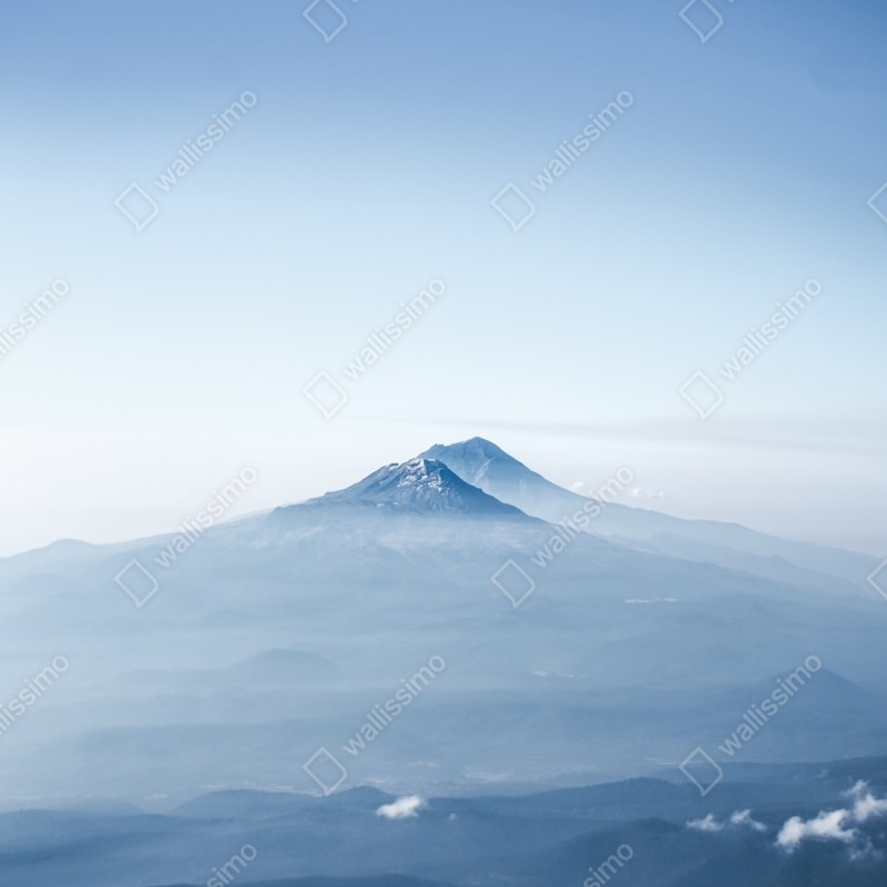 Naklejka repozycjonowalna mglisty niebieski szczyt górski – Wallissimo® Naklejka repozycjonowalna mglisty niebieski szczyt górski – Wallissimo®