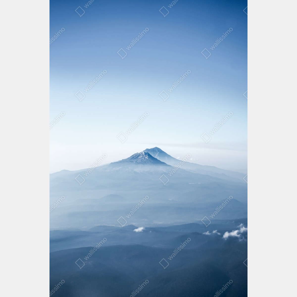 Naklejka repozycjonowalna mglisty niebieski szczyt górski – Wallissimo® Naklejka repozycjonowalna mglisty niebieski szczyt górski – Wallissimo®