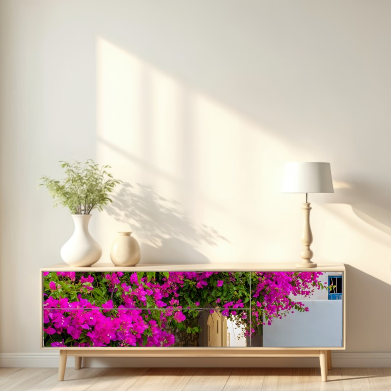 Naklejka repozycjonowalna kwitnąca bugenwilla w uliczce Naousa – Wallissimo® Naklejka repozycjonowalna kwitnąca bugenwilla w uliczce Naousa – Wallissimo®