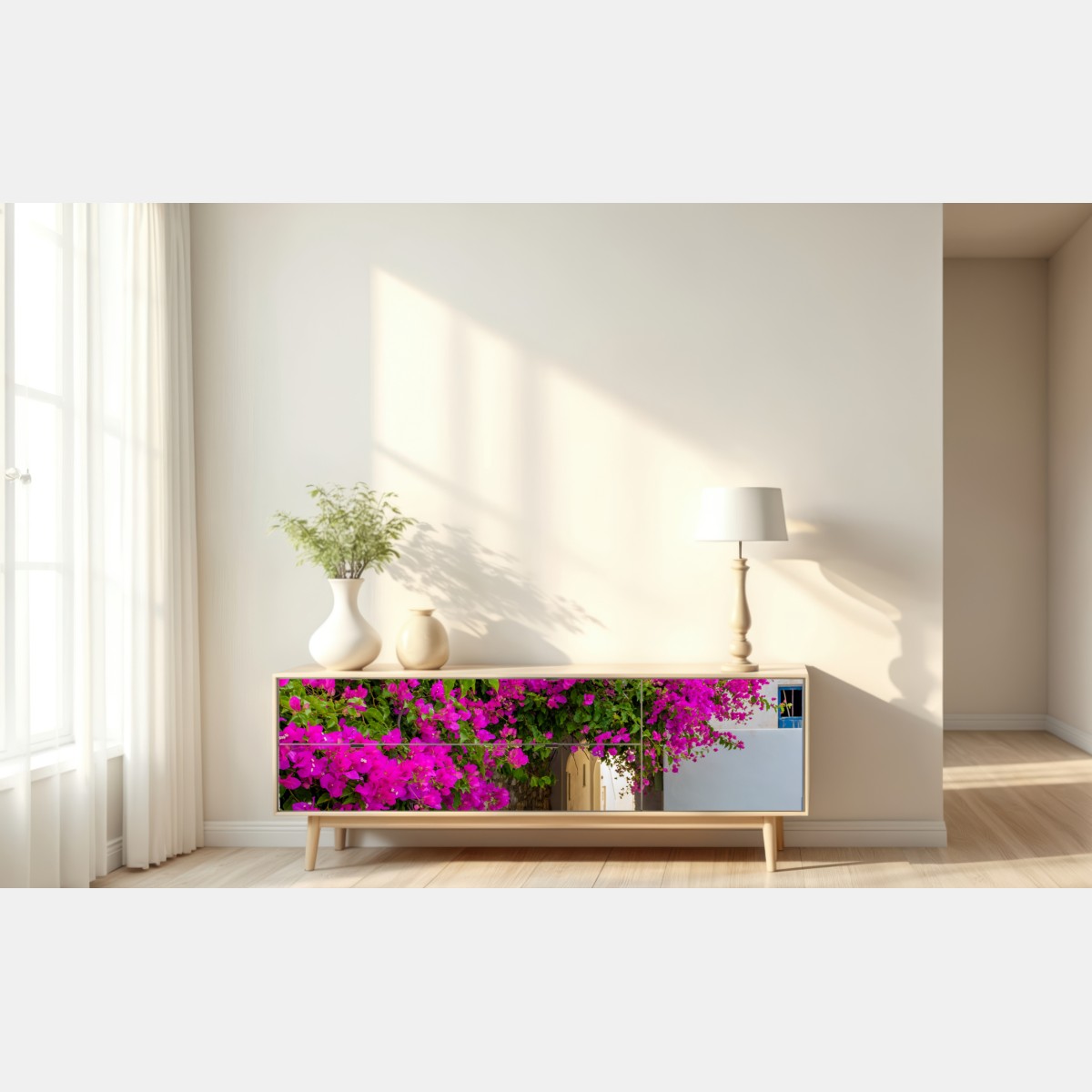 Naklejka repozycjonowalna kwitnąca bugenwilla w uliczce Naousa – Wallissimo® Naklejka repozycjonowalna kwitnąca bugenwilla w uliczce Naousa – Wallissimo®