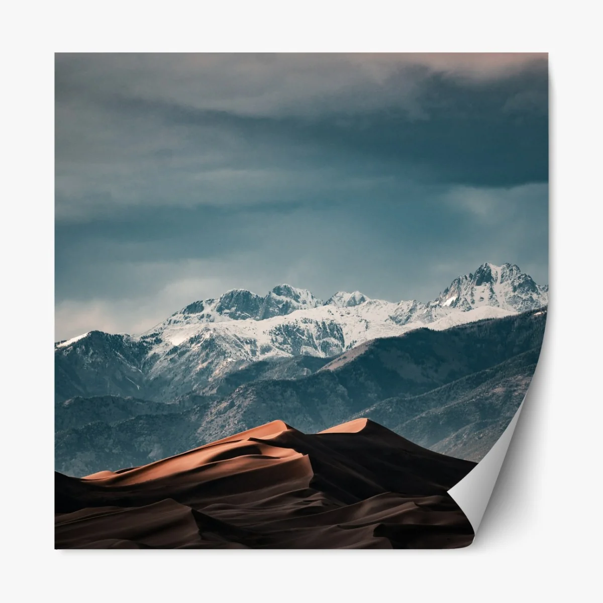 Naklejka repozycjonowalna wydmy pustyni pod zaśnieżonymi szczytami – Wallissimo® Naklejka repozycjonowalna wydmy pustyni pod zaśnieżonymi szczytami – Wallissimo®