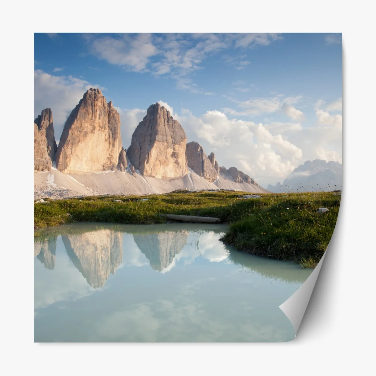 Naklejka repozycjonowalna słoneczne alpejskie szczyty odbite w spokojnym jeziorze – Wallissimo® Naklejka repozycjonowalna słoneczne alpejskie szczyty odbite w spokojnym jeziorze – Wallissimo®