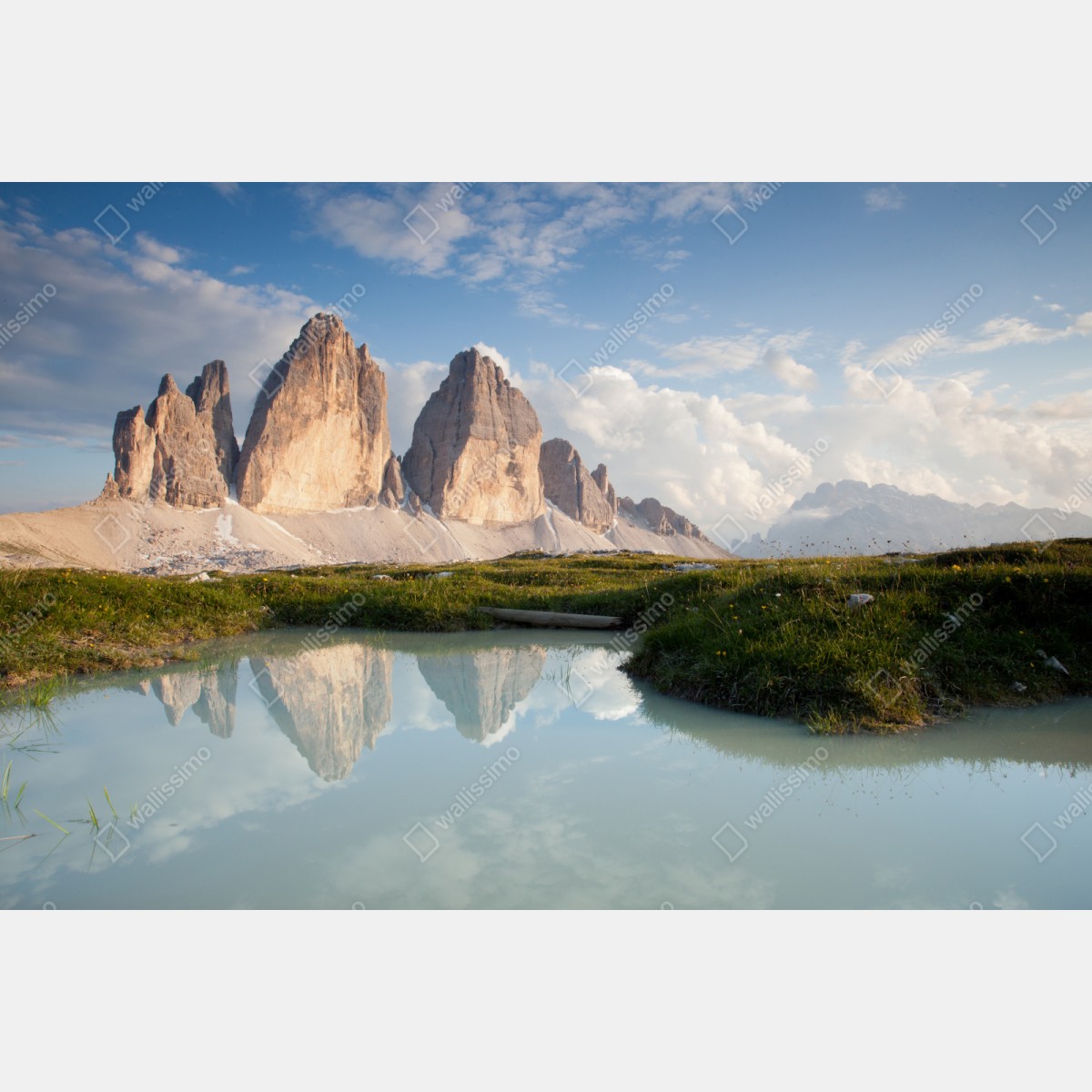 Naklejka repozycjonowalna słoneczne alpejskie szczyty odbite w spokojnym jeziorze – Wallissimo® Naklejka repozycjonowalna słoneczne alpejskie szczyty odbite w spokojnym jeziorze – Wallissimo®