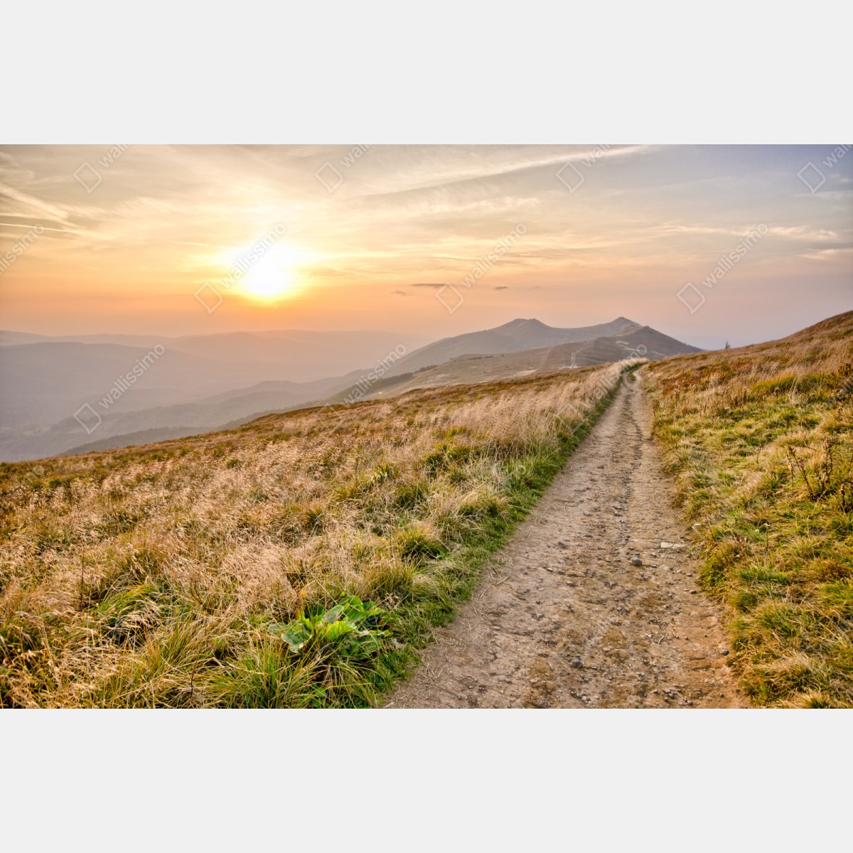 Naklejka repozycjonowalna szlak o zachodzie słońca w Bieszczadach – Wallissimo® Naklejka repozycjonowalna szlak o zachodzie słońca w Bieszczadach – Wallissimo®