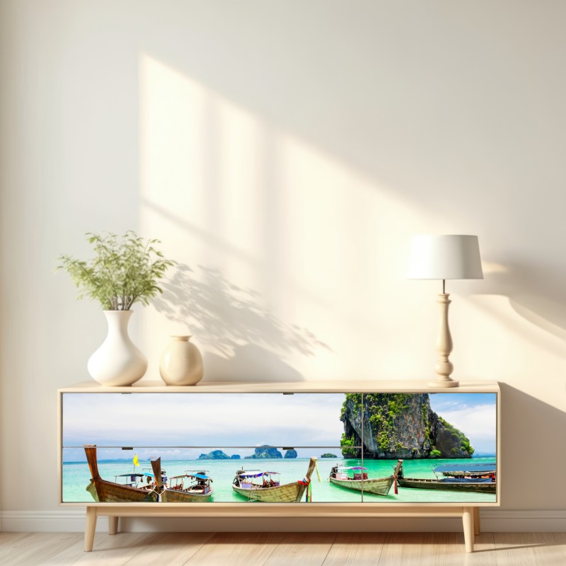 Naklejka repozycjonowalna tropikalne łodzie longtail na turkusowej plaży – Wallissimo® Naklejka repozycjonowalna tropikalne łodzie longtail na turkusowej plaży – Wallissimo®