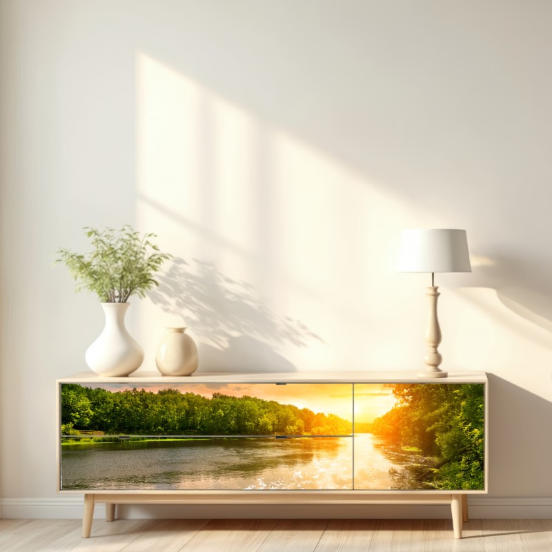 Naklejka repozycjonowalna spokojny zachód słońca nad rzeką i zielonym lasem – Wallissimo® Naklejka repozycjonowalna spokojny zachód słońca nad rzeką i zielonym lasem – Wallissimo®