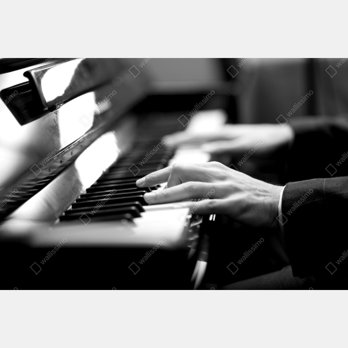 Naklejka repozycjonowalna ręce przy klawiaturze fortepianu w czerni i bieli – Wallissimo® Naklejka repozycjonowalna ręce przy klawiaturze fortepianu w czerni i bieli – Wallissimo®