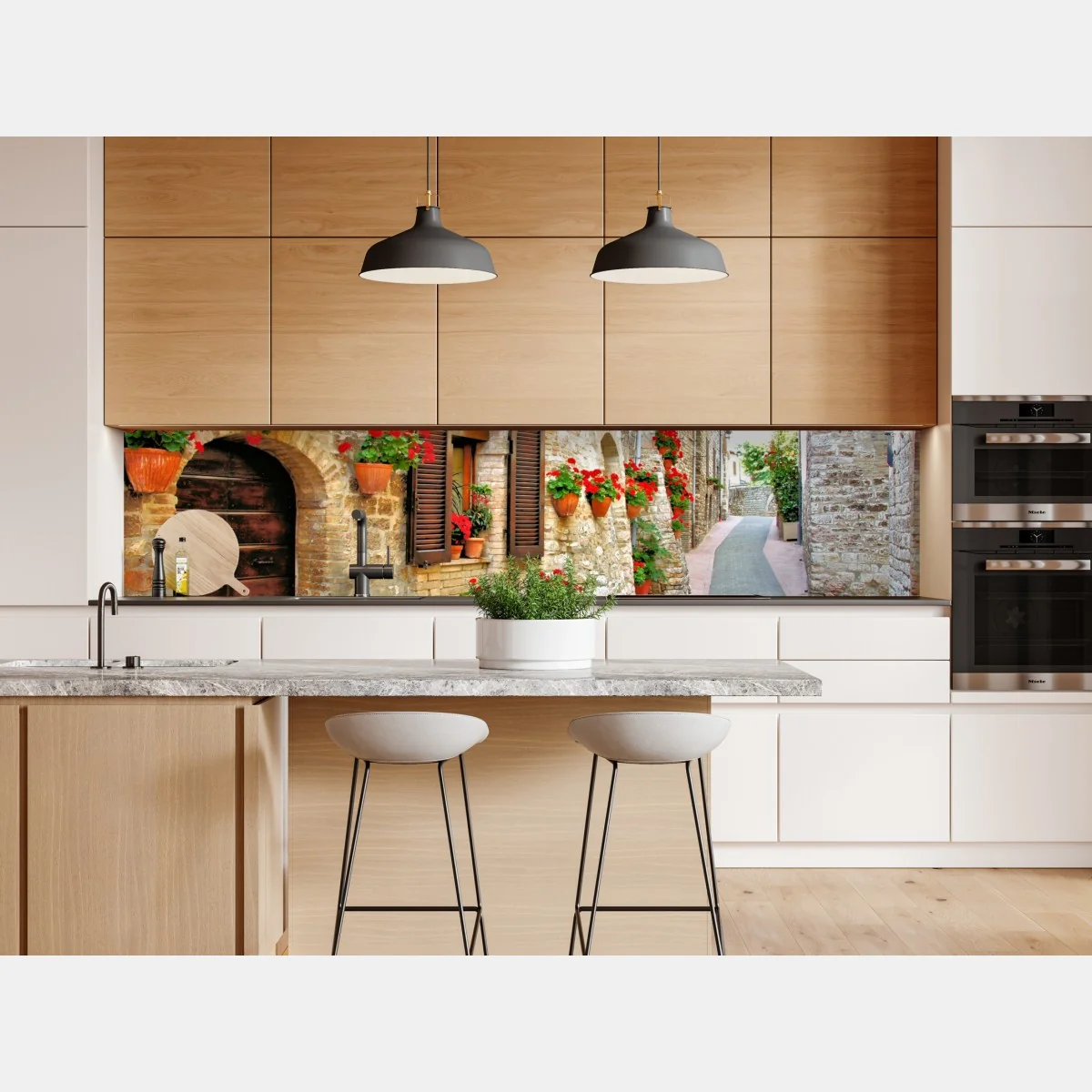 Naklejka repozycjonowalna słoneczna kamienna uliczka z czerwonymi pelargoniami – Wallissimo® Naklejka repozycjonowalna słoneczna kamienna uliczka z czerwonymi pelargoniami – Wallissimo®