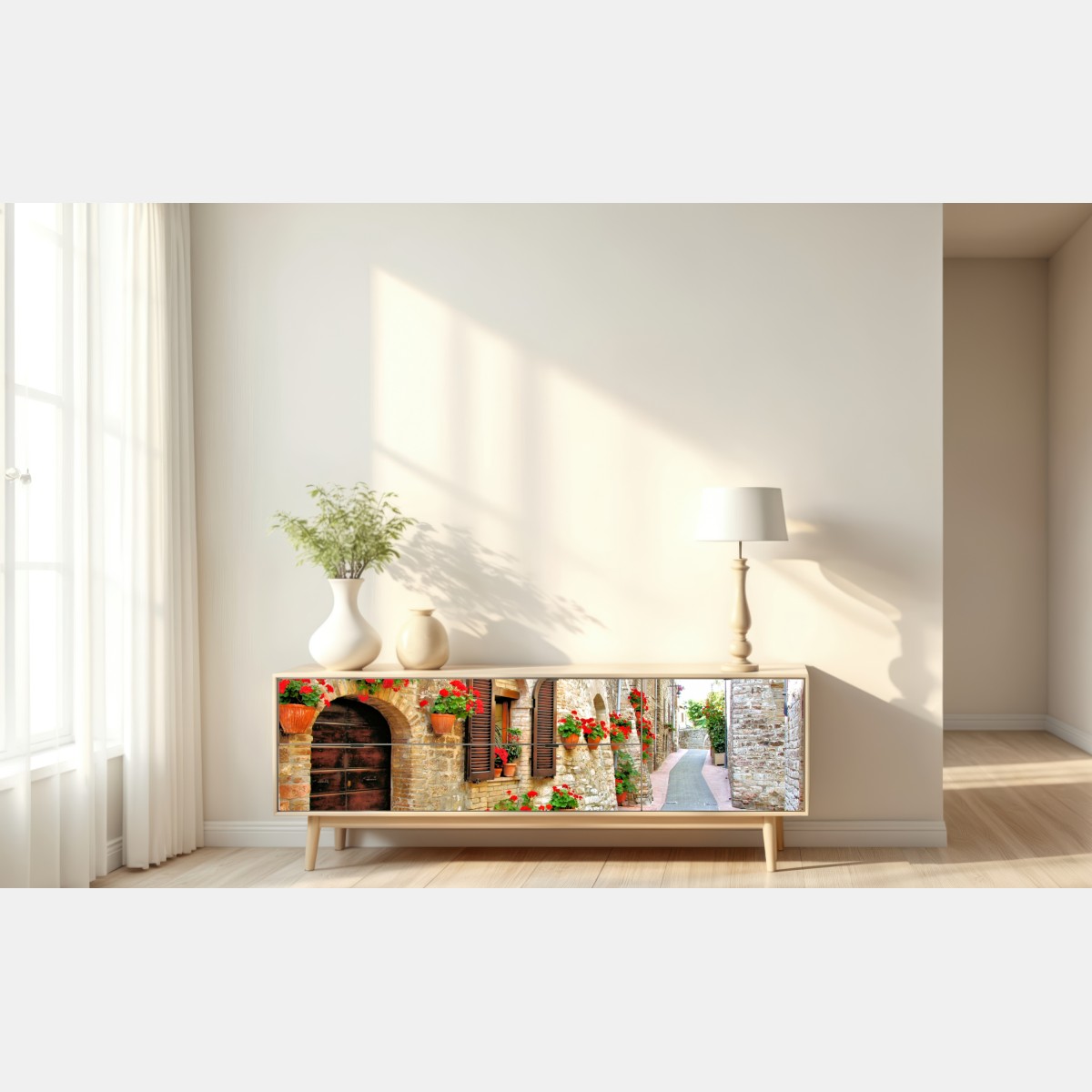 Naklejka repozycjonowalna słoneczna kamienna uliczka z czerwonymi pelargoniami – Wallissimo® Naklejka repozycjonowalna słoneczna kamienna uliczka z czerwonymi pelargoniami – Wallissimo®