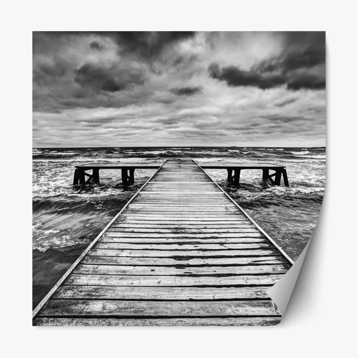 Naklejka repozycjonowalna dramatyczne czarno-białe molo prowadzące w burzliwe morze – Wallissimo® Naklejka repozycjonowalna dramatyczne czarno-białe molo prowadzące w burzliwe morze – Wallissimo®