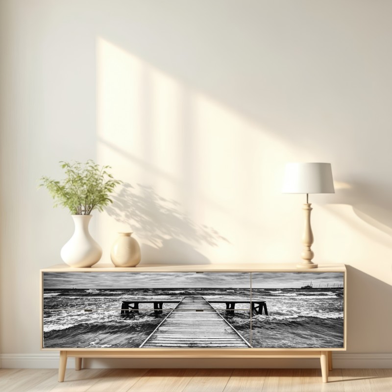 Naklejka repozycjonowalna dramatyczne czarno-białe molo prowadzące w burzliwe morze – Wallissimo® Naklejka repozycjonowalna dramatyczne czarno-białe molo prowadzące w burzliwe morze – Wallissimo®