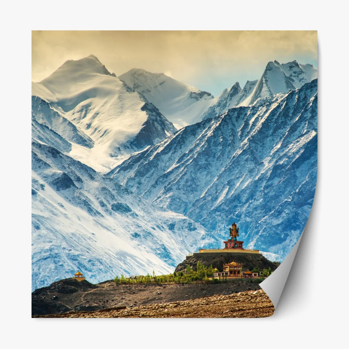 Naklejka repozycjonowalna majestatyczny klasztor wśród ośnieżonych szczytów – Wallissimo® Naklejka repozycjonowalna majestatyczny klasztor wśród ośnieżonych szczytów – Wallissimo®