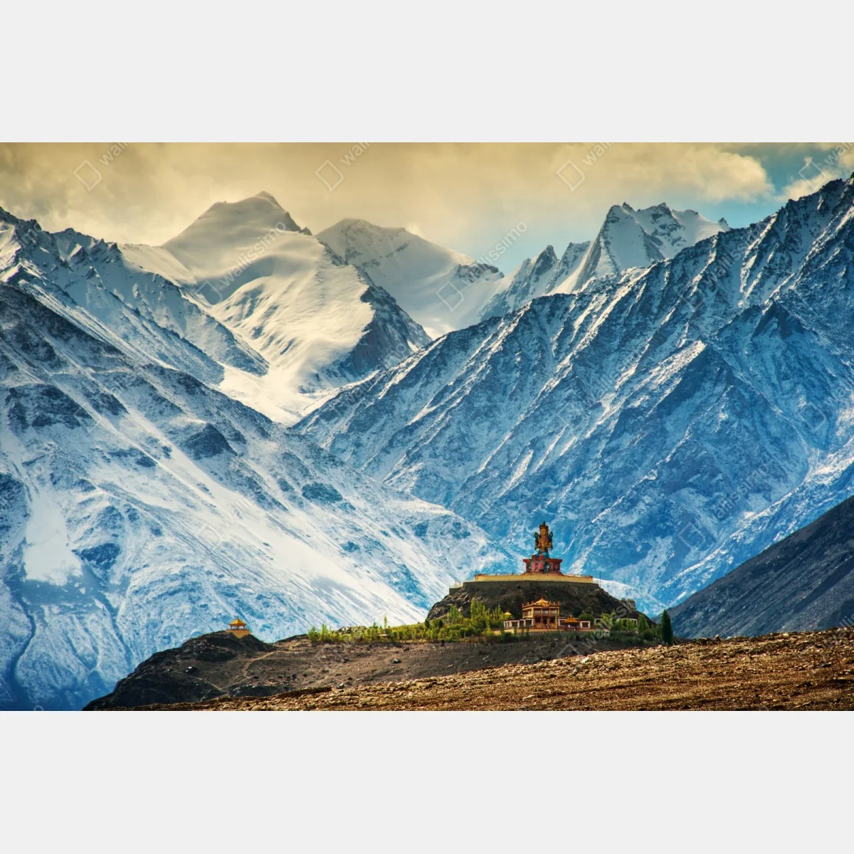 Naklejka repozycjonowalna majestatyczny klasztor wśród ośnieżonych szczytów – Wallissimo® Naklejka repozycjonowalna majestatyczny klasztor wśród ośnieżonych szczytów – Wallissimo®