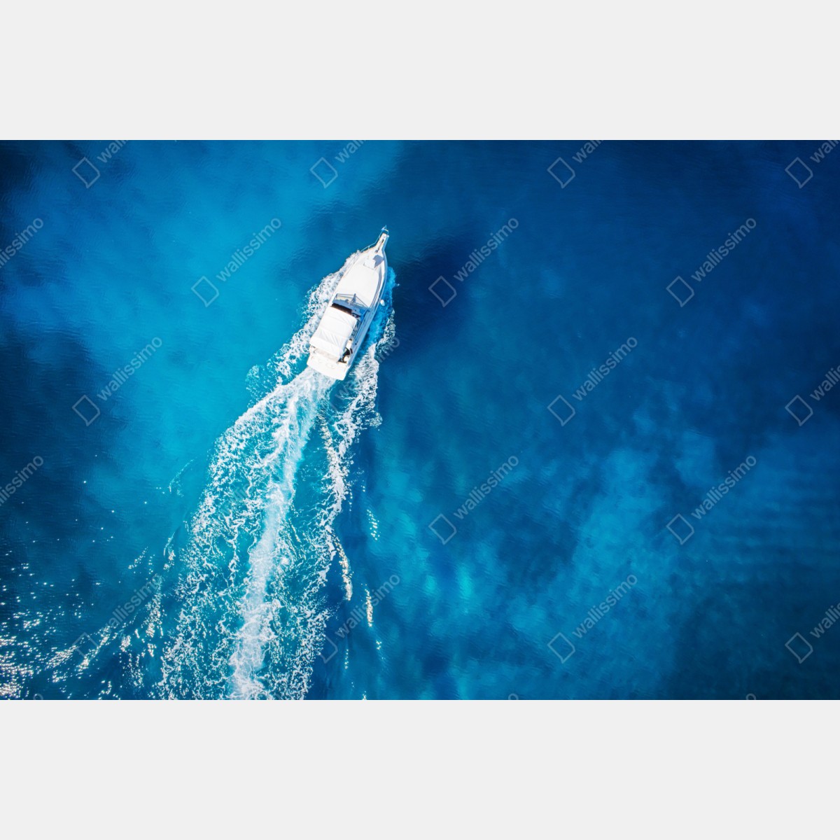 Naklejka repozycjonowalna jacht nad krystalicznie niebieskim oceanem – Wallissimo® Naklejka repozycjonowalna jacht nad krystalicznie niebieskim oceanem – Wallissimo®