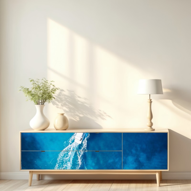 Naklejka repozycjonowalna jacht nad krystalicznie niebieskim oceanem – Wallissimo® Naklejka repozycjonowalna jacht nad krystalicznie niebieskim oceanem – Wallissimo®