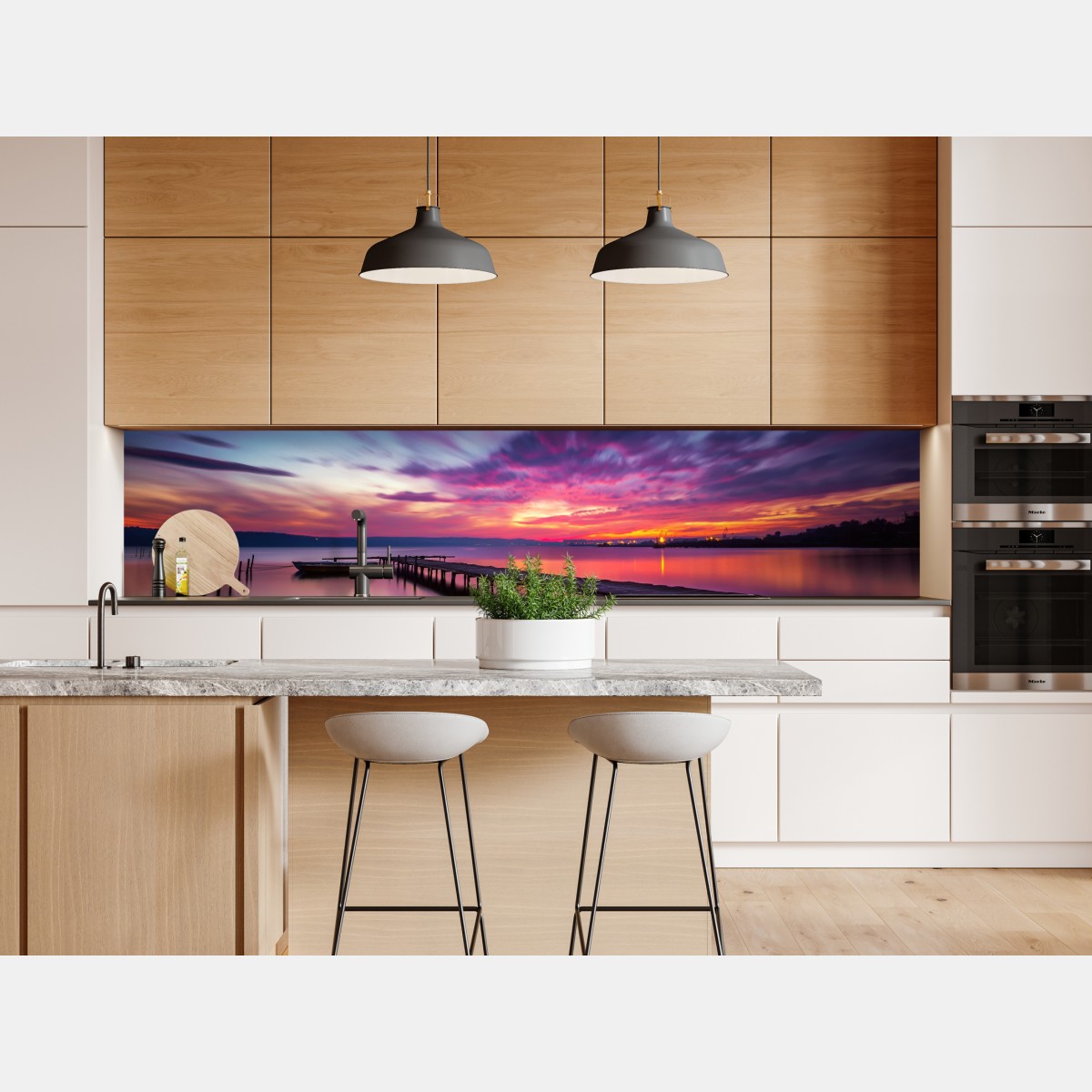 Naklejka repozycjonowalna zachód słońca nad spokojnym jeziorem z drewnianym pomostem – Wallissimo® Naklejka repozycjonowalna zachód słońca nad spokojnym jeziorem z drewnianym pomostem – Wallissimo®