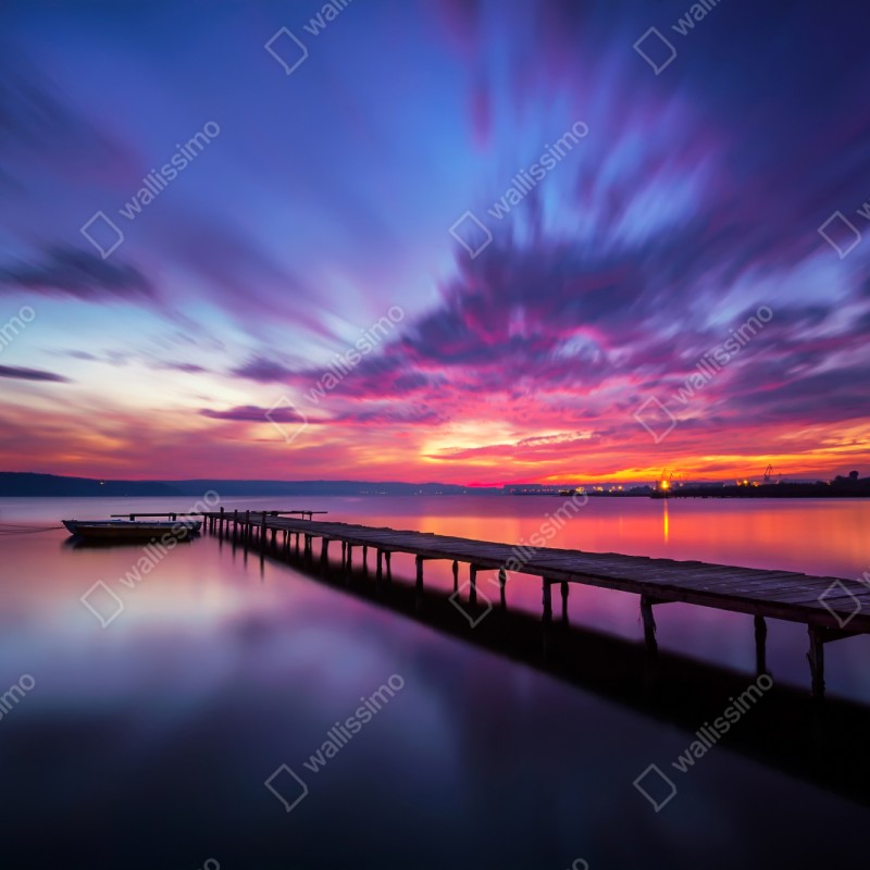 Naklejka repozycjonowalna zachód słońca nad spokojnym jeziorem z drewnianym pomostem – Wallissimo® Naklejka repozycjonowalna zachód słońca nad spokojnym jeziorem z drewnianym pomostem – Wallissimo®