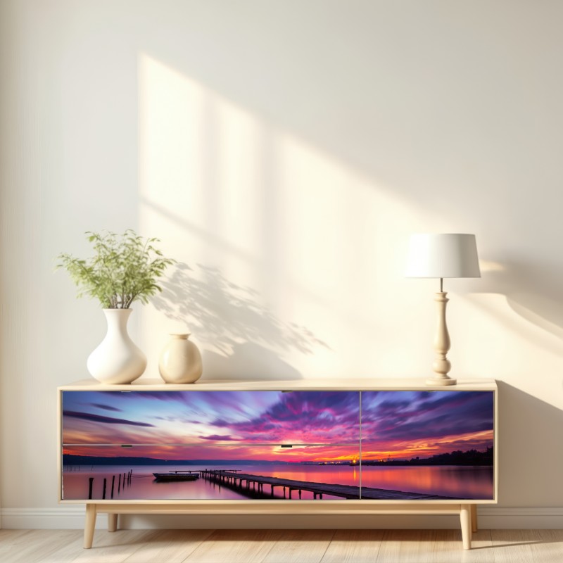 Naklejka repozycjonowalna zachód słońca nad spokojnym jeziorem z drewnianym pomostem – Wallissimo® Naklejka repozycjonowalna zachód słońca nad spokojnym jeziorem z drewnianym pomostem – Wallissimo®