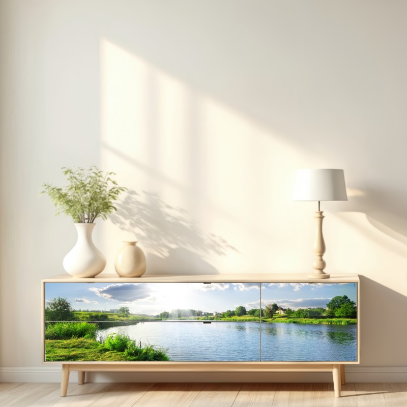 Naklejka repozycjonowalna nasłoneczniony brzeg rzeki z bujną zielenią – Wallissimo® Naklejka repozycjonowalna nasłoneczniony brzeg rzeki z bujną zielenią – Wallissimo®