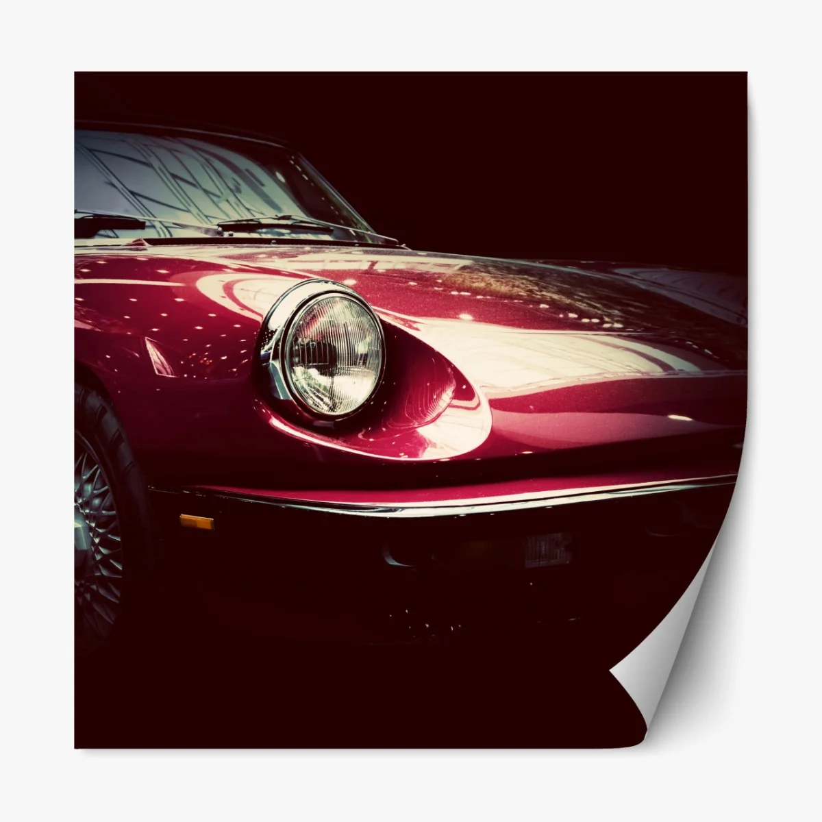 Naklejka repozycjonowalna zbliżenie klasycznego czerwonego samochodu sportowego – Wallissimo® Naklejka repozycjonowalna zbliżenie klasycznego czerwonego samochodu sportowego – Wallissimo®