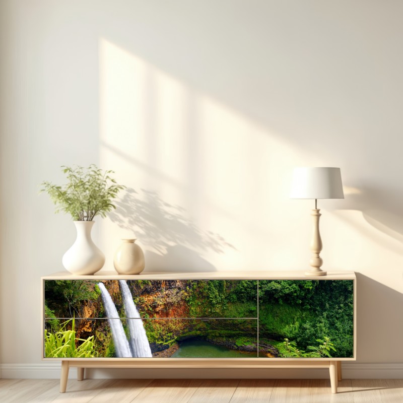 Naklejka repozycjonowalna podwójny wodospad w bujnym zielonym lesie – Wallissimo® Naklejka repozycjonowalna podwójny wodospad w bujnym zielonym lesie – Wallissimo®