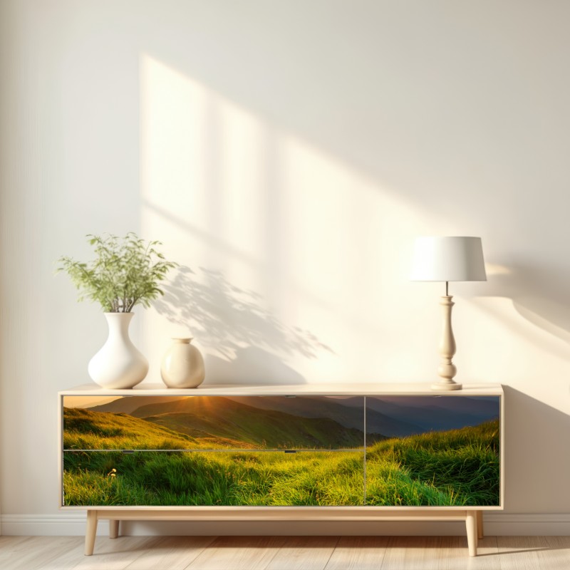 Naklejka repozycjonowalna wschód słońca nad zieloną doliną górską – Wallissimo® Naklejka repozycjonowalna wschód słońca nad zieloną doliną górską – Wallissimo®