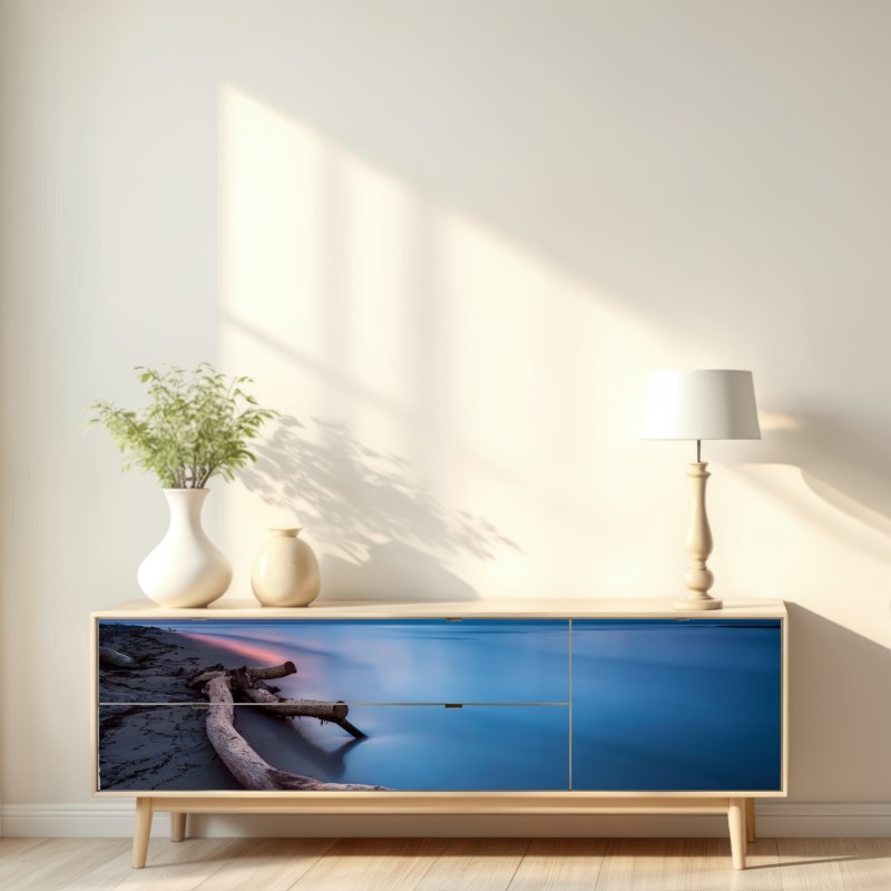 Naklejka repozycjonowalna dryfujące drewno o zmierzchu na spokojnej plaży – Wallissimo® Naklejka repozycjonowalna dryfujące drewno o zmierzchu na spokojnej plaży – Wallissimo®