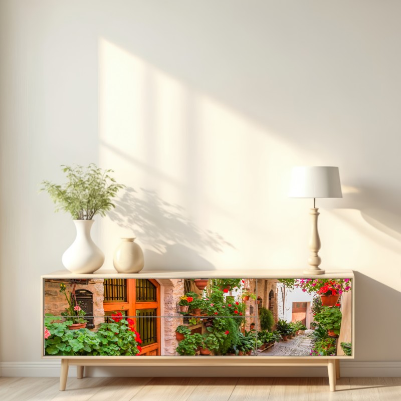 Naklejka repozycjonowalna słoneczna uliczka we Włochach z kwitnącymi donicami – Wallissimo®