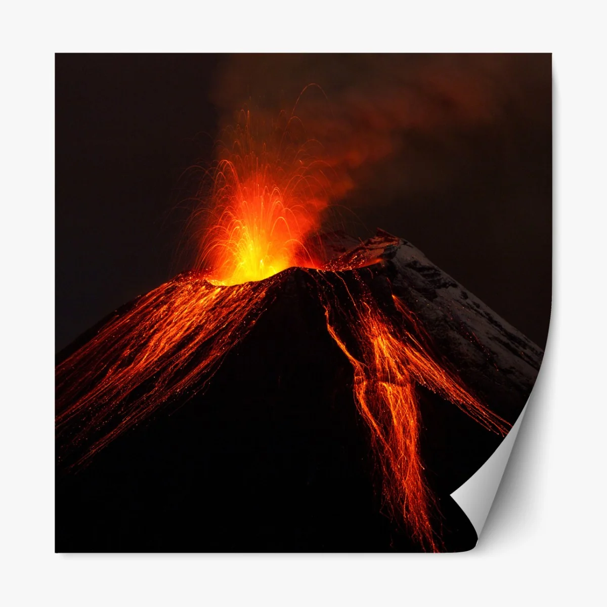 Naklejka repozycjonowalna płonący wulkan nocą – Wallissimo® Naklejka repozycjonowalna płonący wulkan nocą – Wallissimo®