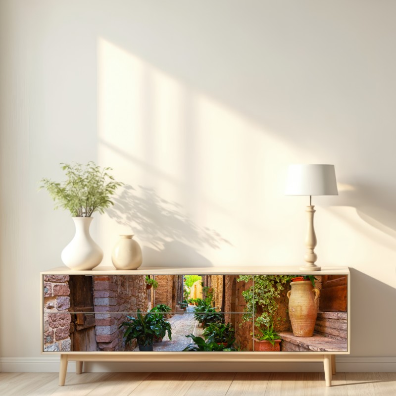 Naklejka repozycjonowalna słoneczna uliczka z doniczkami w Spello – Wallissimo® Naklejka repozycjonowalna słoneczna uliczka z doniczkami w Spello – Wallissimo®