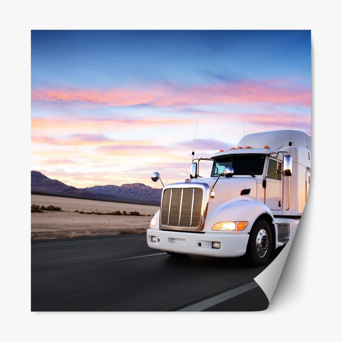 Naklejka repozycjonowalna ciężarówka w ruchu o zachodzie słońca – Wallissimo® Naklejka repozycjonowalna ciężarówka w ruchu o zachodzie słońca – Wallissimo®